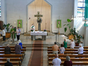 Heilige Messe mit Pfarrer Martin Fischer und Diakon Alexander von Rüden (Foto: Karl-Franz Thiede)